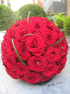 décor floral décoration florale roses rouges mariage Paris design&floral reims sacy epernay décoration événement champagne frey mariages